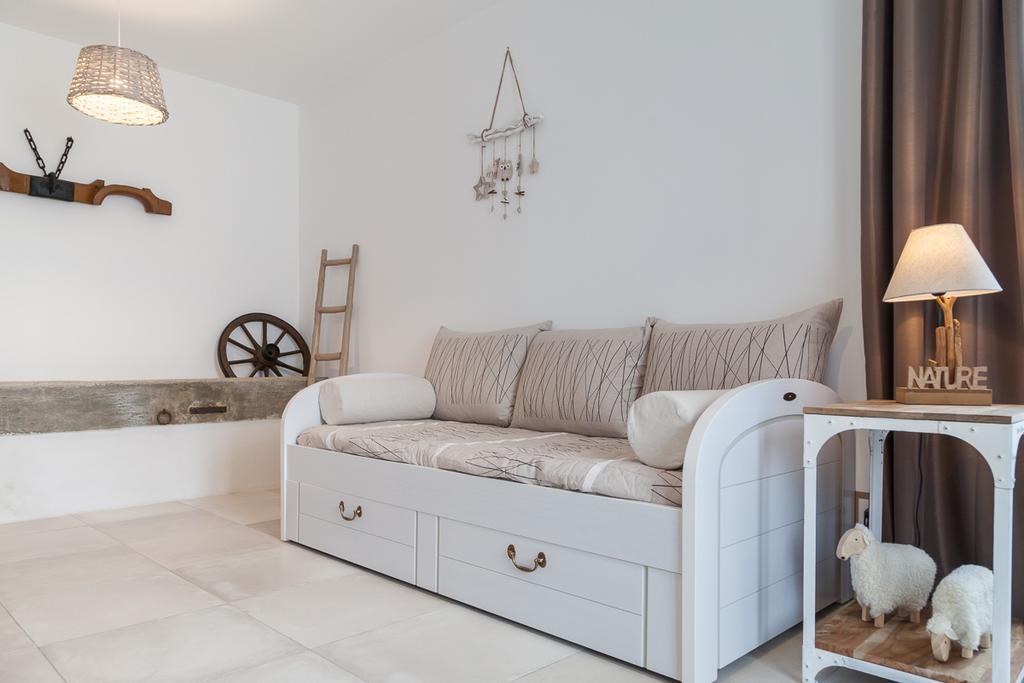 Le Soleil Et Les Etoiles Bed & Breakfast Saint-Sauveur-d'Aunis Rom bilde